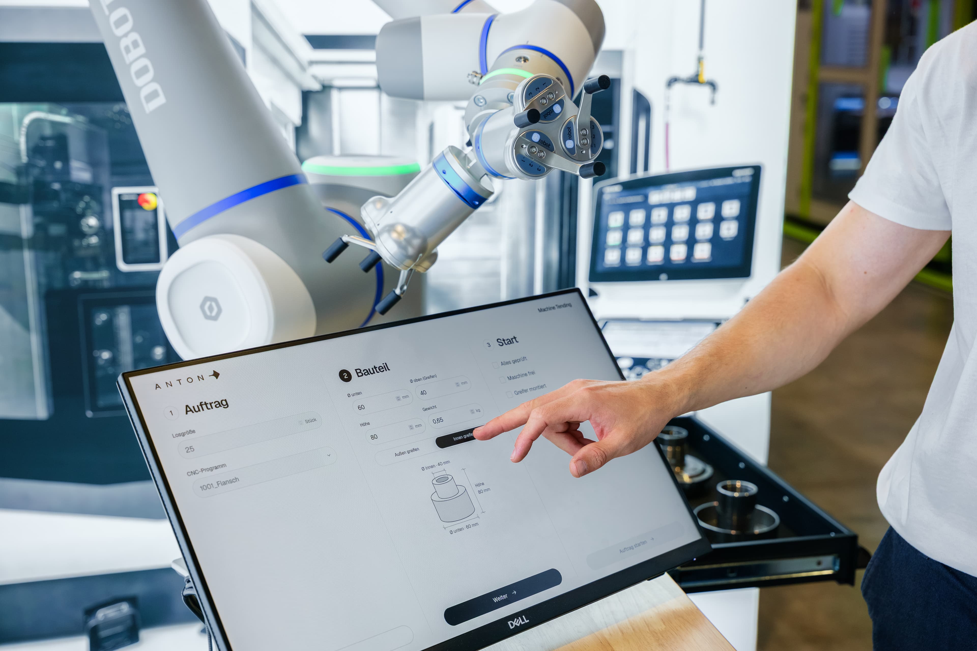 Bedienung der mobilen Anton Roboterstation am Touchscreen